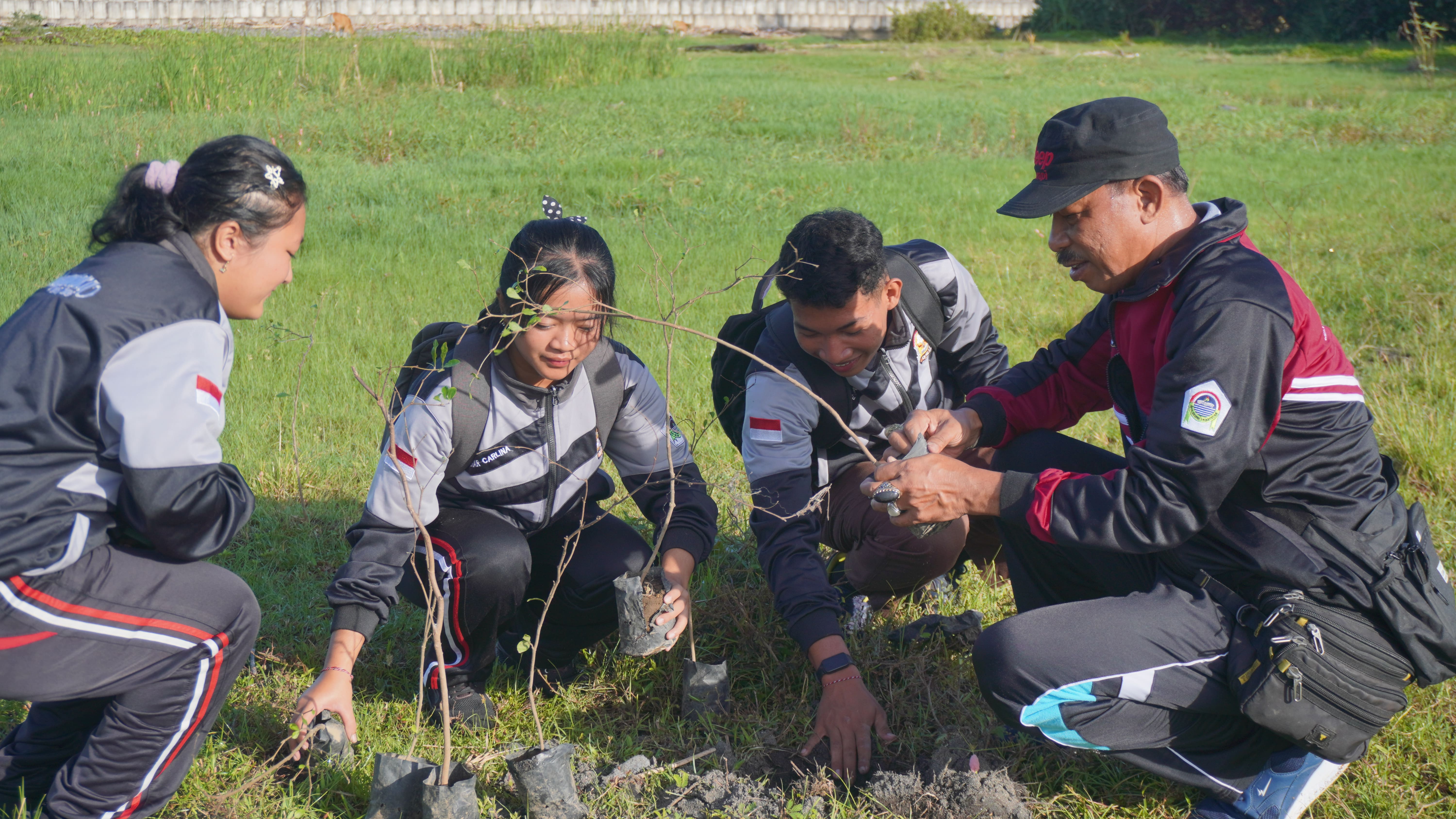 Bakti Sosial Pembersihan dan Penanaman Pohon