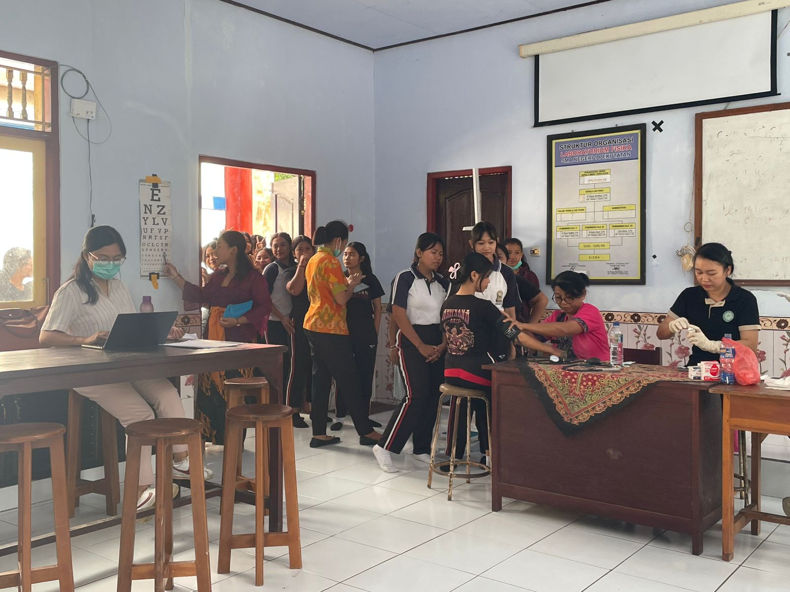 KEGIATAN CEK KESEHATAN SISWA KELAS XII